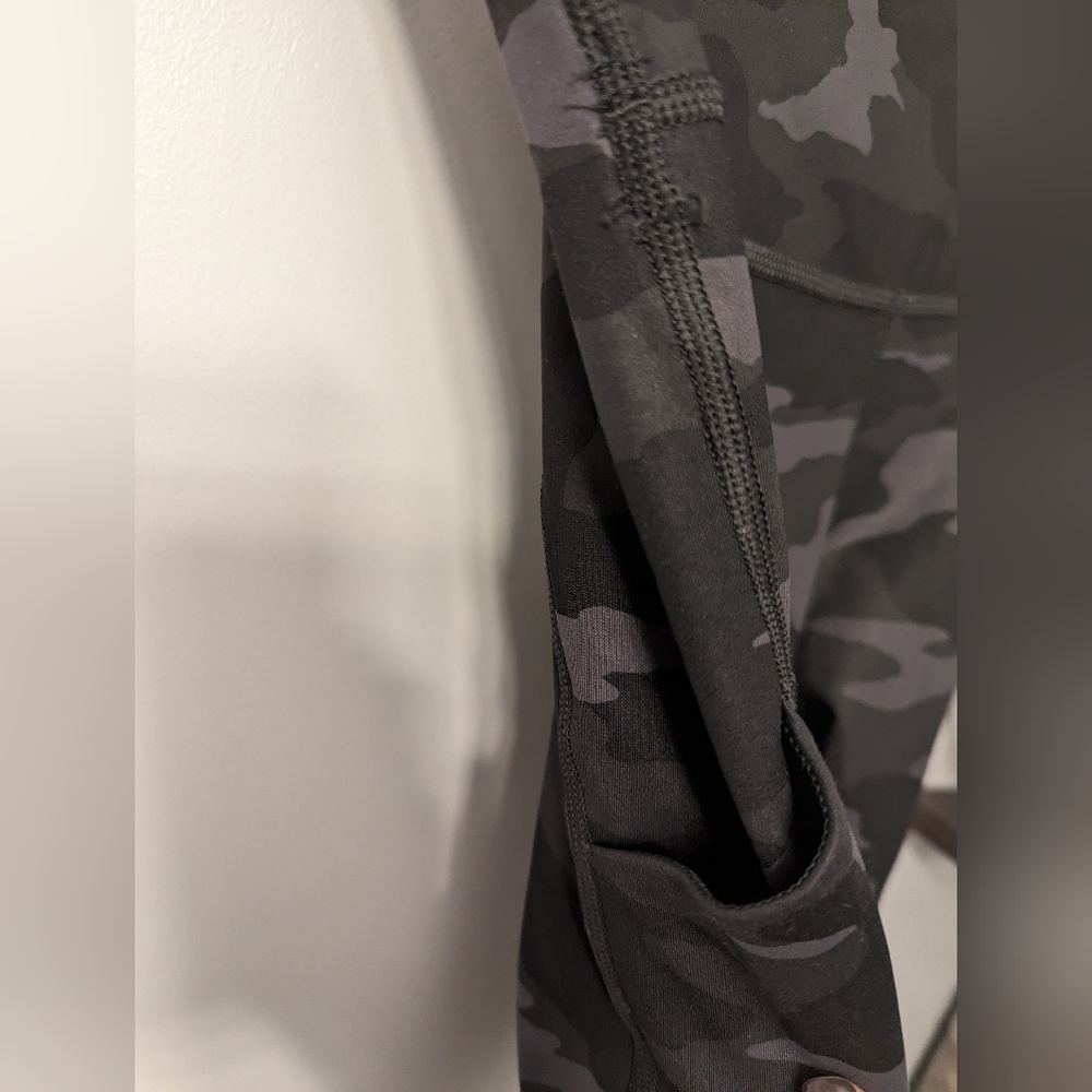 Athleta Camo Contender 7/8 Tight Black Camo - Picture 4 of 6